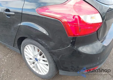 2014 Ford Focus Titanium z USA, uszkodzony, nr VIN 1FADP3N23EL462900